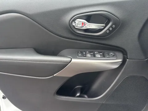 More photos of 2021 Jeep Cherokee Limited at Wilmington Auto Center Chrysler Dodge Jeep RAM, OH