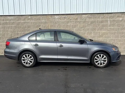 Gray 2015 Volkswagen Jetta Sedan 1.8T SE for sale in Wilmington, OH