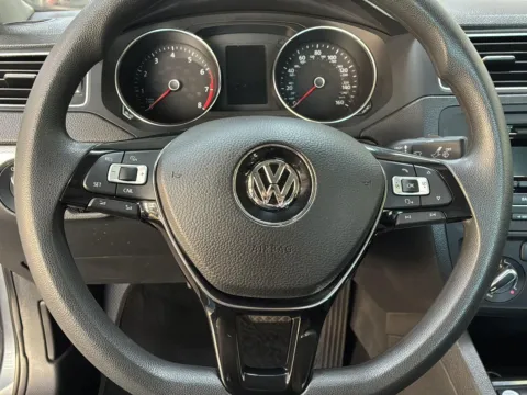 More photos of 2015 Volkswagen Jetta Sedan 1.8T SE at Wilmington Auto Center Chrysler Dodge Jeep RAM, OH