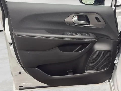 More photos of 2027 Chrysler Pacifica Select at Wilmington Auto Center Chrysler Dodge Jeep RAM, OH