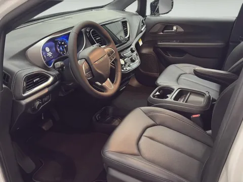 More photos of 2027 Chrysler Pacifica Select at Wilmington Auto Center Chrysler Dodge Jeep RAM, OH