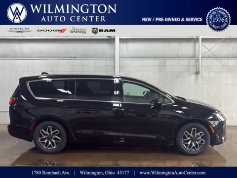 Black 2027 Chrysler Pacifica Limited for sale in Wilmington, OH