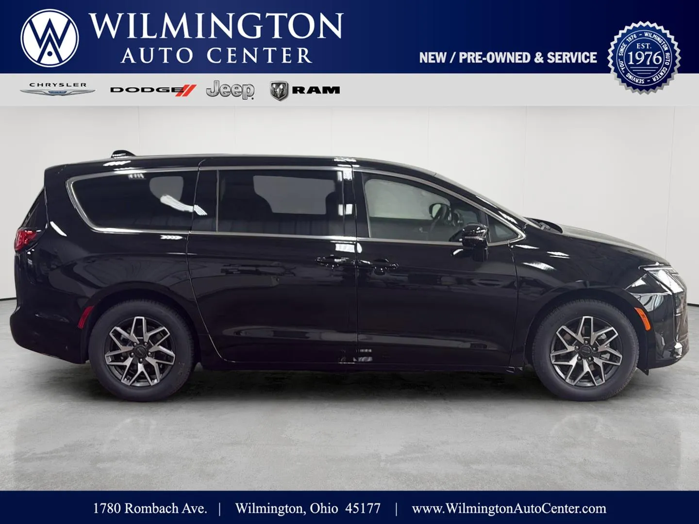 Black 2027 Chrysler Pacifica Limited for sale in Wilmington, OH