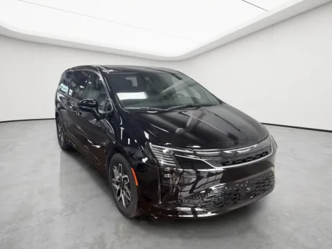 Photos of 2027 Chrysler Pacifica Limited for sale in Wilmington, OH at Wilmington Auto Center Chrysler Dodge Jeep RAM