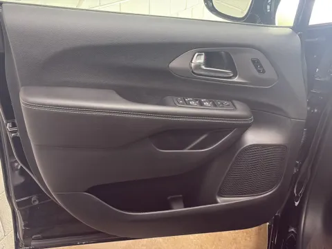 More photos of 2027 Chrysler Pacifica Limited at Wilmington Auto Center Chrysler Dodge Jeep RAM, OH