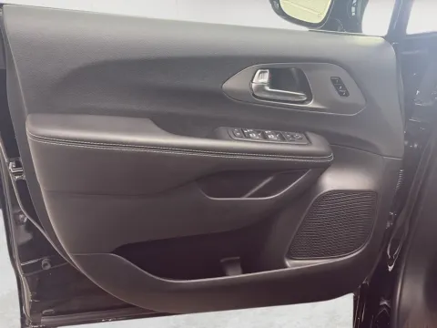 More photos of 2027 Chrysler Pacifica Limited at Wilmington Auto Center Chrysler Dodge Jeep RAM, OH