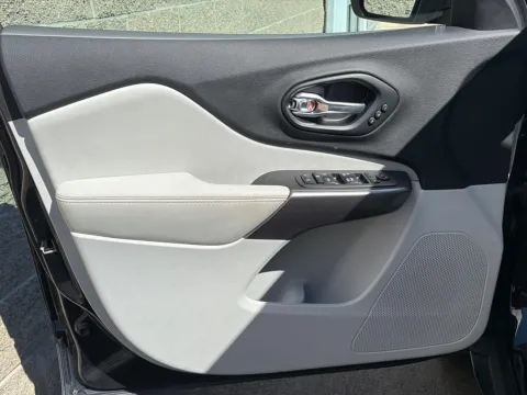 More photos of 2019 Jeep Cherokee Limited at Wilmington Auto Center Chrysler Dodge Jeep RAM, OH