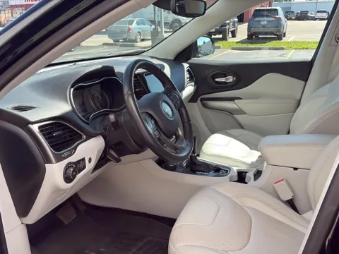 More photos of 2019 Jeep Cherokee Limited at Wilmington Auto Center Chrysler Dodge Jeep RAM, OH