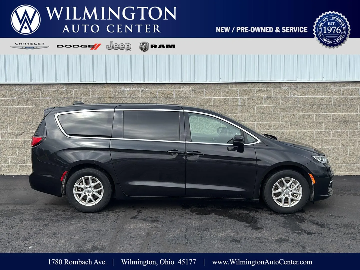 2023 Chrysler Pacifica Touring L's photo