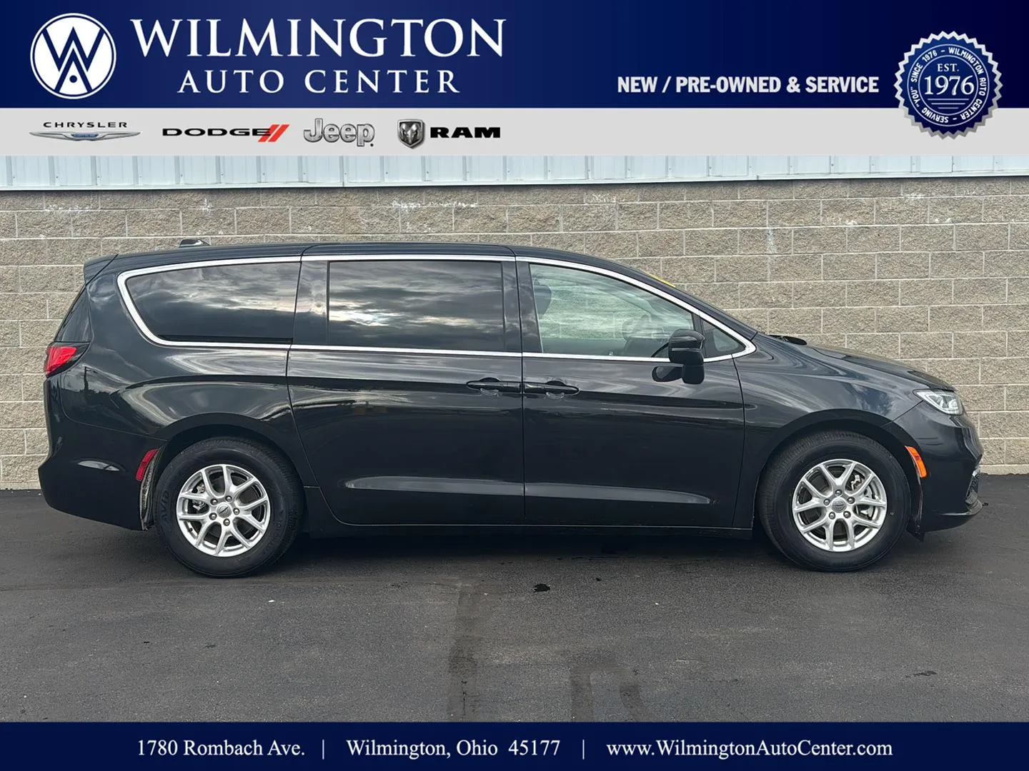 Black 2023 Chrysler Pacifica Touring L for sale in Wilmington, OH