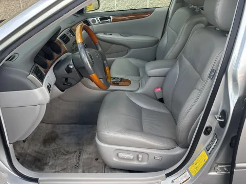 More photos of 2005 Lexus ES 330 at Wilmington Auto Center Chrysler Dodge Jeep RAM, OH