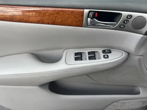 More photos of 2005 Lexus ES 330 at Wilmington Auto Center Chrysler Dodge Jeep RAM, OH