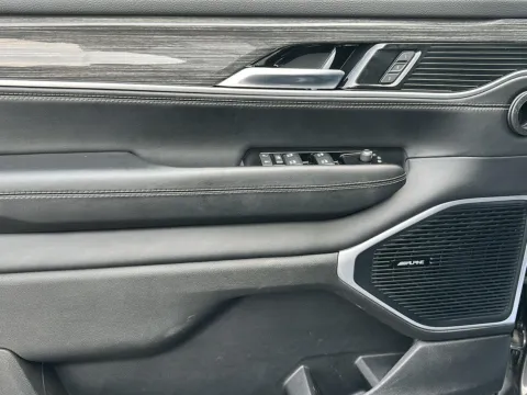 More photos of 2022 Jeep Wagoneer Series III at Wilmington Auto Center Chrysler Dodge Jeep RAM, OH