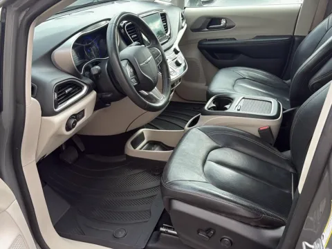 More photos of 2022 Chrysler Pacifica Touring L at Wilmington Auto Center Chrysler Dodge Jeep RAM, OH