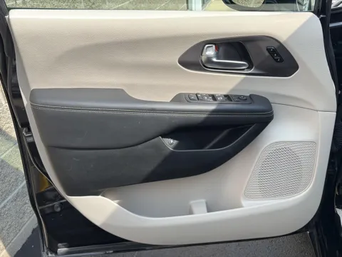 More photos of 2024 Chrysler Pacifica Hybrid Select at Wilmington Auto Center Chrysler Dodge Jeep RAM, OH