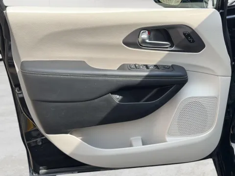 More photos of 2024 Chrysler Pacifica Hybrid Select at Wilmington Auto Center Chrysler Dodge Jeep RAM, OH