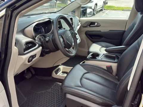 More photos of 2024 Chrysler Pacifica Hybrid Select at Wilmington Auto Center Chrysler Dodge Jeep RAM, OH