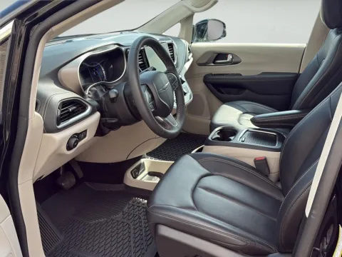 More photos of 2024 Chrysler Pacifica Hybrid Select at Wilmington Auto Center Chrysler Dodge Jeep RAM, OH