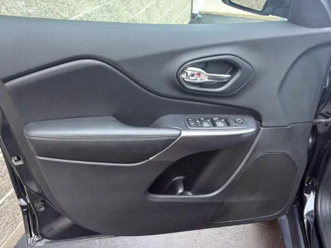 More photos of 2019 Jeep Cherokee Latitude Plus at Wilmington Auto Center Chrysler Dodge Jeep RAM, OH