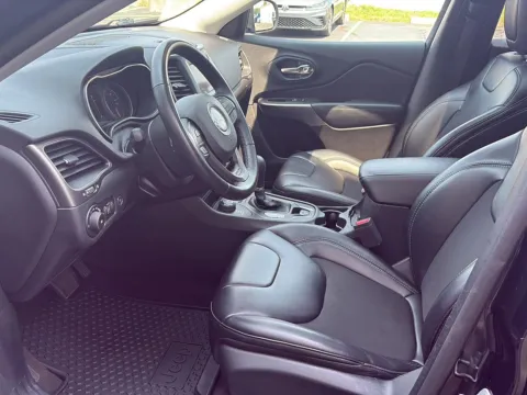 More photos of 2019 Jeep Cherokee Latitude Plus at Wilmington Auto Center Chrysler Dodge Jeep RAM, OH