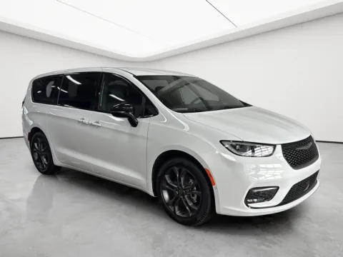 Photos of 2026 Chrysler Pacifica Select for sale in Wilmington, OH at Wilmington Auto Center Chrysler Dodge Jeep RAM