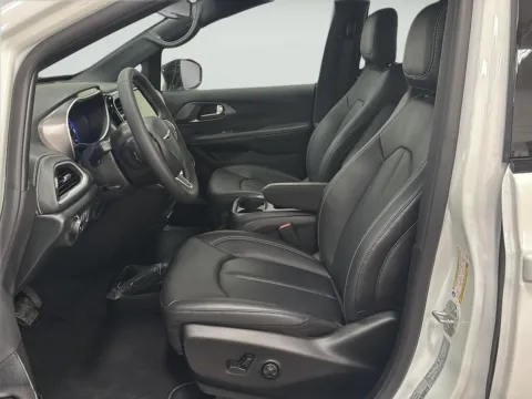 More photos of 2026 Chrysler Pacifica Select at Wilmington Auto Center Chrysler Dodge Jeep RAM, OH