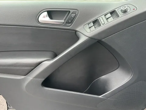 More photos of 2011 Volkswagen Tiguan SEL 4Motion w/Premium Navi & Dynaudio at Wilmington Auto Center Chrysler Dodge Jeep RAM, OH