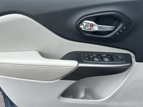 More photos of 2019 Jeep Cherokee Limited at Wilmington Auto Center Chrysler Dodge Jeep RAM, OH