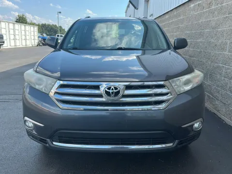 More photos of 2013 Toyota Highlander Plus at Wilmington Auto Center Chrysler Dodge Jeep RAM, OH