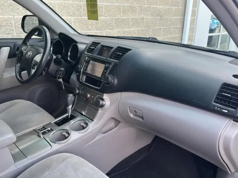 More photos of 2013 Toyota Highlander Plus at Wilmington Auto Center Chrysler Dodge Jeep RAM, OH