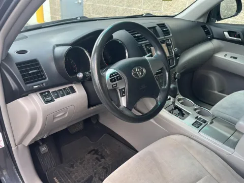 More photos of 2013 Toyota Highlander Plus at Wilmington Auto Center Chrysler Dodge Jeep RAM, OH