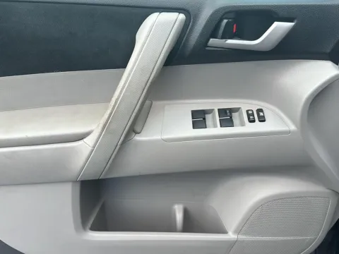 More photos of 2013 Toyota Highlander Plus at Wilmington Auto Center Chrysler Dodge Jeep RAM, OH