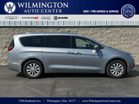 Silver 2018 Chrysler Pacifica Touring L for sale in Wilmington, OH