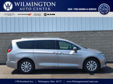 Silver 2018 Chrysler Pacifica Touring L for sale in Wilmington, OH