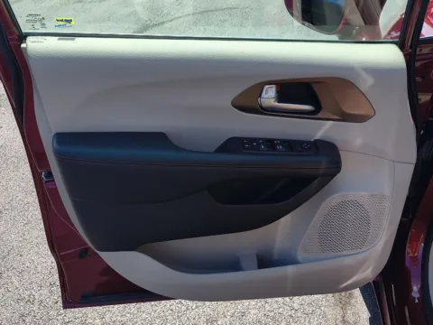 More photos of 2018 Chrysler Pacifica Touring L at Wilmington Auto Center Chrysler Dodge Jeep RAM, OH