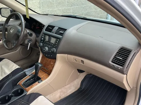 More photos of 2005 Honda Accord Hybrid at Wilmington Auto Center Chrysler Dodge Jeep RAM, OH