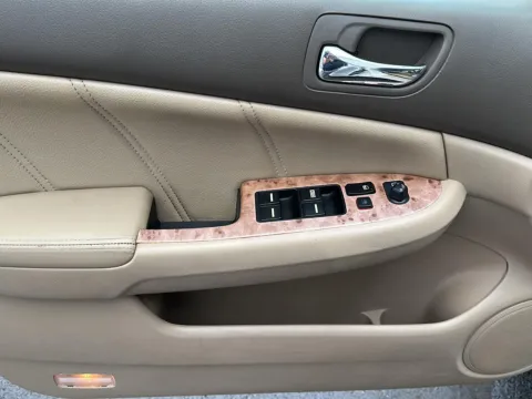 More photos of 2005 Honda Accord Hybrid at Wilmington Auto Center Chrysler Dodge Jeep RAM, OH
