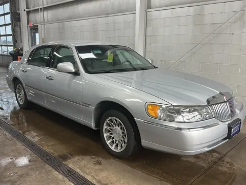 Photos of 2001 Lincoln Town Car Signature for sale in Wilmington, OH at Wilmington Auto Center Chrysler Dodge Jeep RAM