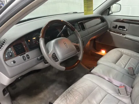 More photos of 2001 Lincoln Town Car Signature at Wilmington Auto Center Chrysler Dodge Jeep RAM, OH