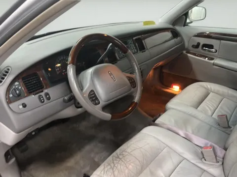 More photos of 2001 Lincoln Town Car Signature at Wilmington Auto Center Chrysler Dodge Jeep RAM, OH