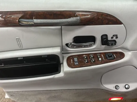 More photos of 2001 Lincoln Town Car Signature at Wilmington Auto Center Chrysler Dodge Jeep RAM, OH