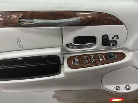 More photos of 2001 Lincoln Town Car Signature at Wilmington Auto Center Chrysler Dodge Jeep RAM, OH