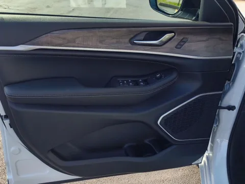 More photos of 2027 Jeep Grand Cherokee Limited Reserve at Wilmington Auto Center Chrysler Dodge Jeep RAM, OH