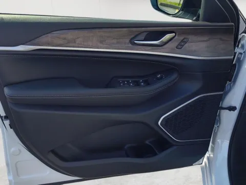 More photos of 2027 Jeep Grand Cherokee Limited Reserve at Wilmington Auto Center Chrysler Dodge Jeep RAM, OH
