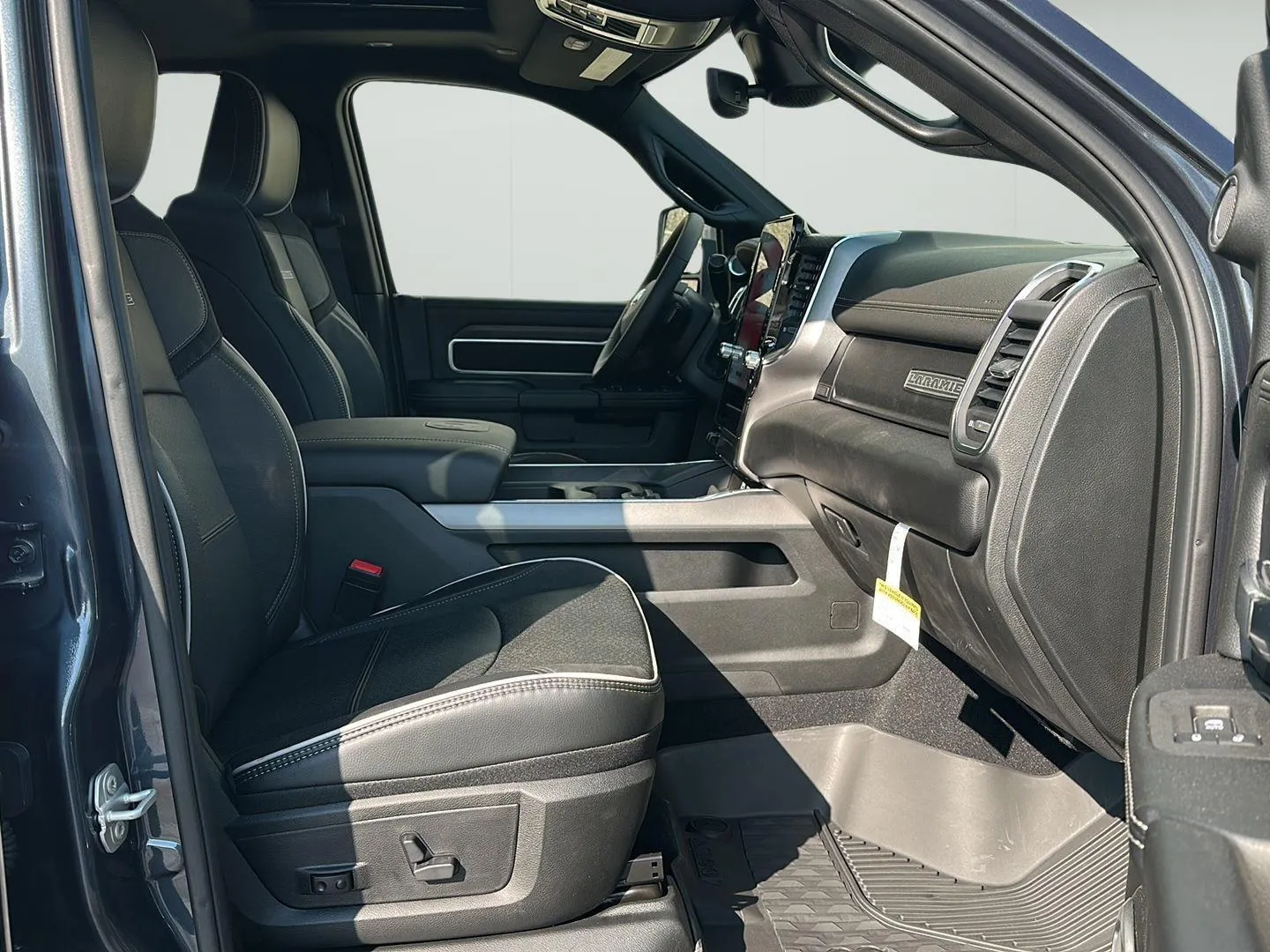 2026 RAM 3500 Laramie - Photo 20