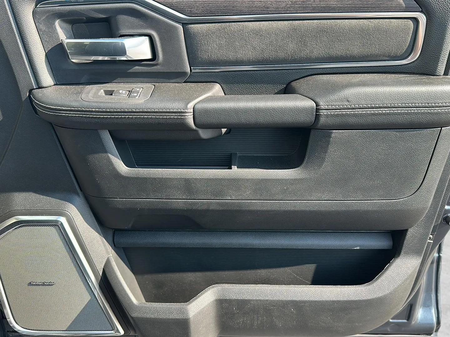 2026 RAM 3500 Laramie - Photo 18