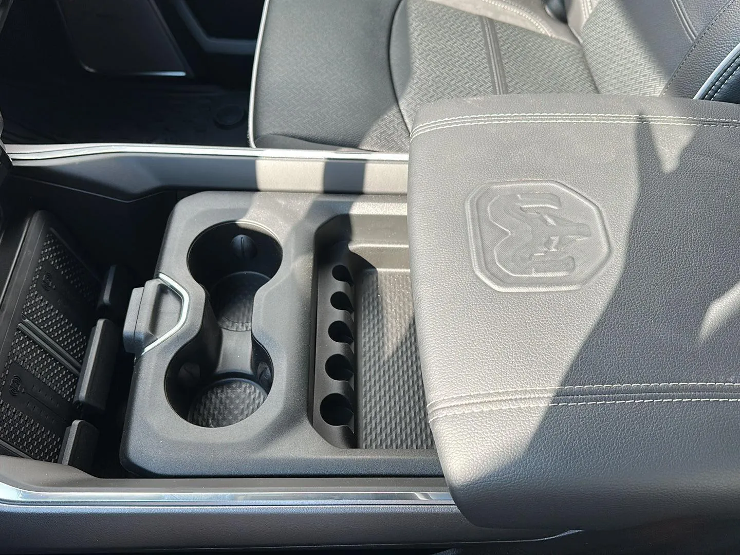 2026 RAM 3500 Laramie - Photo 15