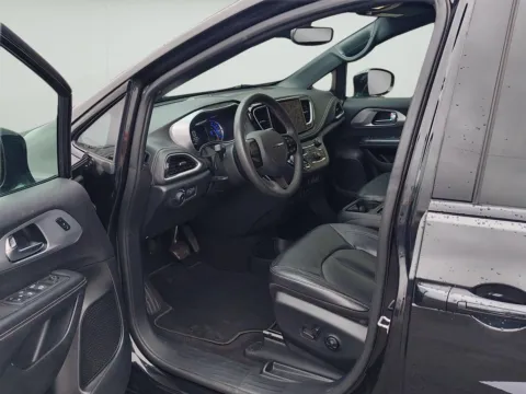 More photos of 2022 Chrysler Pacifica Hybrid Touring L at Wilmington Auto Center Chrysler Dodge Jeep RAM, OH