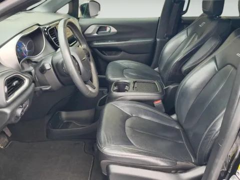 More photos of 2022 Chrysler Pacifica Hybrid Touring L at Wilmington Auto Center Chrysler Dodge Jeep RAM, OH