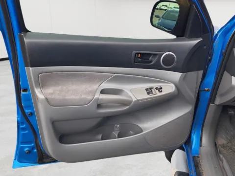 More photos of 2006 Toyota Tacoma V6 at Wilmington Auto Center Chrysler Dodge Jeep RAM, OH
